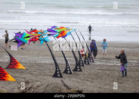 Wellington, Neuseeland. Februar 2024. Während des Otaki Kite Festivals 2024 am Strand von Otaki, Wellington, Neuseeland, am 17. Februar 2024, fliegen die Menschen Drachen. Hunderte von bunten Drachen flogen am Himmel des Otaki Beach in Wellington während des Drachenfestes vom 17. Bis 18. Februar. Quelle: Meng Tao/Xinhua/Alamy Live News Stockfoto