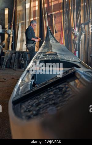 VENEDIG, ITALIEN, 2. Februar 2024 : in der Bau- und Reparaturwerkstatt von venitianischen Gondeln. Stockfoto