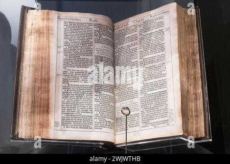 King James Bible in der Winchester Cathedral in der Ausstellung Kings and Scribes in Hampshire, England, Großbritannien Stockfoto