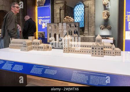 Besucher der Ausstellung Kings and Scribes: The Birth of a Nation im südlichen Querschiff der Winchester Cathedral, Hampshire, England, Großbritannien Stockfoto