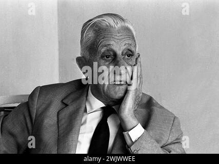 Arturo Umberto Illia, argentinischer Politiker und ehemaliger Präsident, in seinem Haus in Buenos Aires am 12. Februar 1969. Stockfoto