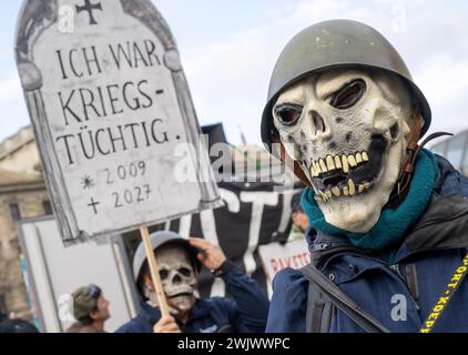 München, Deutschland. Februar 2024. Demonstranten nehmen an einer Protestkundgebung unter dem Motto "gegen die NATO-Kriegskonferenz" im Stadtzentrum am Rande der 60. Münchner Sicherheitskonferenz Teil. Quelle: Peter Kneffel/dpa/Alamy Live News Stockfoto