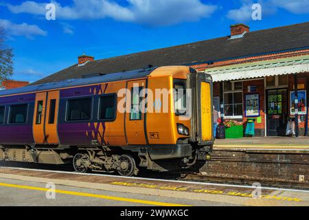 Dieselbetriebener Pendler-Vorortbahnhof. West midlands england großbritannien Stockfoto