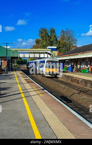 Dieselbetriebener Pendler-Vorortbahnhof. West midlands england großbritannien Stockfoto