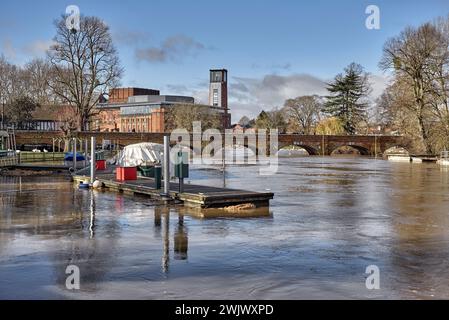 Der Fluss Avon ist überschwemmt und hat nach starken Regenfällen die Ufer geplatzt. Stratford Upon Avon, Warwickshire, England Großbritannien Stockfoto