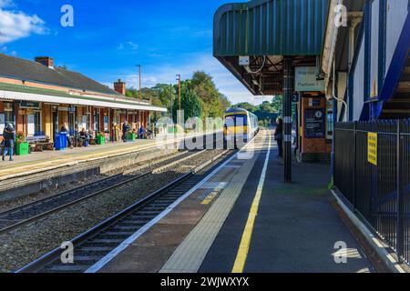 Dieselbetriebener Pendler-Vorortbahnhof. West midlands england großbritannien Stockfoto