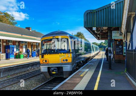 Dieselbetriebener Pendler-Vorortbahnhof. West midlands england großbritannien Stockfoto
