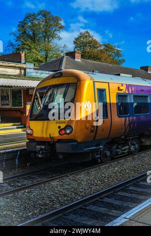 Dieselbetriebener Pendler-Vorortbahnhof. West midlands england großbritannien Stockfoto