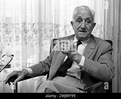 Arturo Umberto Illia, argentinischer Politiker und ehemaliger Präsident, in seinem Haus in Buenos Aires am 12. Februar 1969. Stockfoto