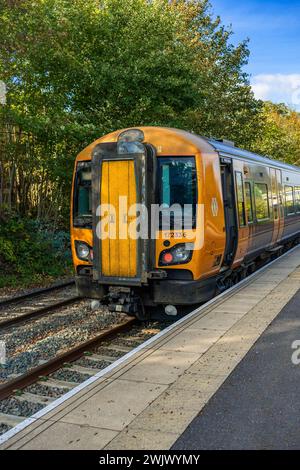 Dieselbetriebener Pendler-Vorortbahnhof. West midlands england großbritannien Stockfoto