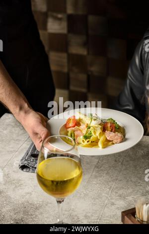 penne mit Lachs im Restaurant. Hochwertige Fotos Stockfoto