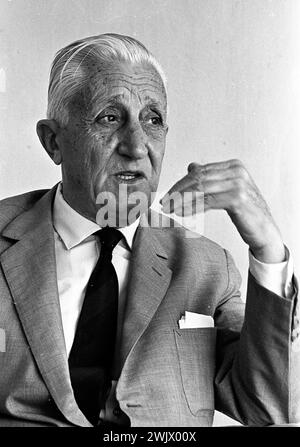 Arturo Umberto Illia, argentinischer Politiker und ehemaliger Präsident, in seinem Haus in Buenos Aires am 12. Februar 1969. Stockfoto