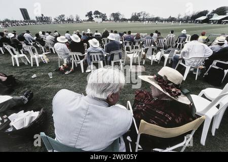 Ältere Cricket-Zuschauer sehen ein Spiel im Horntye Park, Hastings. East Sussex. England. UK. Mai 2000 Stockfoto