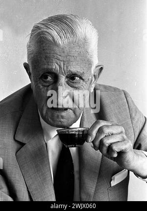 Arturo Umberto Illia, argentinischer Politiker und ehemaliger Präsident, in seinem Haus in Buenos Aires am 12. Februar 1969. Stockfoto