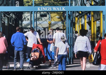 Shopper im Priory Meadow Shopping Centre, Hastings, East Sussex, England, Großbritannien. Um die 1990er Jahre Stockfoto