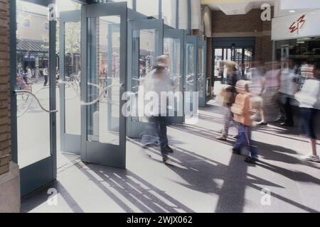 Shopper im Priory Meadow Shopping Centre, Hastings, East Sussex, England, Großbritannien. Um die 1990er Jahre Stockfoto