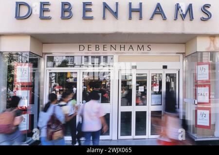 Einkäufer, die Debenhams in Hastings, East Sussex, England besuchen. Stockfoto