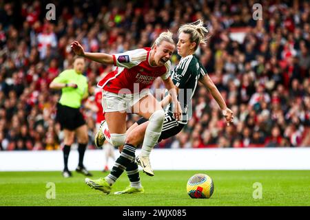 Beth Mead (9 Arsenal) wird von Gemma Evans (15 Manchester United) während des Spiels der Barclays FA Womens Super League zwischen Arsenal und Manchester United im Emirates Stadium in London, England, bekämpft. (Liam Asman/SPP) Credit: SPP Sport Press Photo. /Alamy Live News Stockfoto