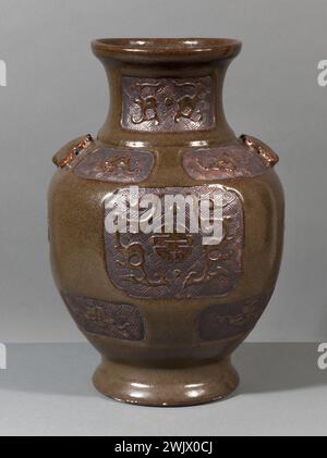 Archaische Vase. Sandstein mit Teestäub, Qing-Dynastie (1644-1912). Provenienz: China. Paris, Cernuschi Museum. 78839-11 Asiatische Kunst, chinesische Kunst, Lebenskunst, Keramik, Ching-Dynastie, Qing-Dynastie, Tsing, GRES-Dynastie, Container, Vase Stockfoto