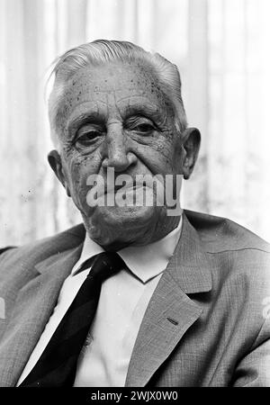 Arturo Umberto Illia, argentinischer Politiker und ehemaliger Präsident, in seinem Haus in Buenos Aires am 12. Februar 1969. Stockfoto