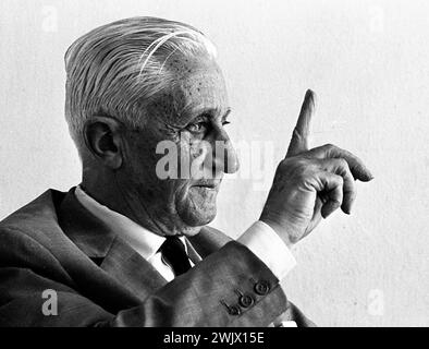 Arturo Umberto Illia, argentinischer Politiker und ehemaliger Präsident, in seinem Haus in Buenos Aires am 12. Februar 1969. Stockfoto