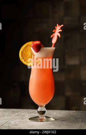 Der Fruchtcocktail ist mit einer Orange dekoriert Stockfoto