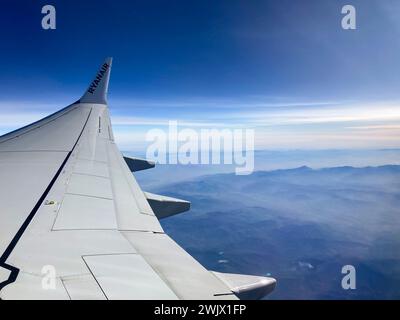 Blick von der Boeing 747 auf einem Ryanair-Flug. Flugzeugflügel Stockfoto