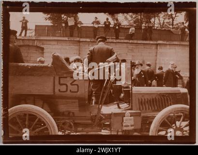 Paris-Madrid-Rennen. "Mann, der an Bord eines Autos mit der Nummer 53 auf dem rechten Seitenflügel steigt." Fotoclub von Paris. ARISTOTYPE. Paris, Carnavalet Museum. 100482-8 KURS, KURS AUTO, KURS PARIS-MADRID Stockfoto