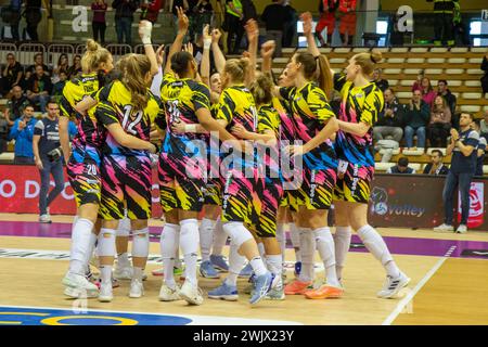 Triest, Italien. Februar 2024. Spieler von Prosecco Doc Imoco Conegliano während des FinalFour Italian Cup Frecciarossa 2024 Spiel zwischen Prosecco Doc Imoco Conegliano und Fenera Chieri '76 in PalaTrieste, Triest, Italien am Februar 2024 während des Halbfinals - Prosecco Doc Imoco Conegliano vs reale Mutua Fenera Chieri 76, Volleyball Italian Women Cup Match in Triest, Italien, Italien, 17. Februar 2024 Credit: Independent Photo Agency/Alamy Live News Stockfoto