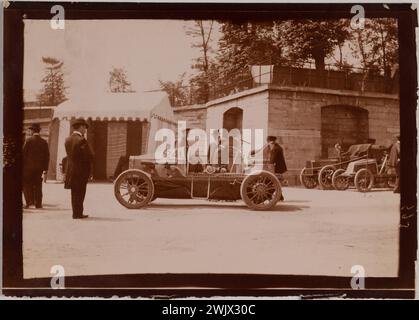 Paris-Madrid-Rennen. "Kraftfahrzeug am Anschlag Nummer 241". Fotoclub von Paris. ARISTOTYPE. Paris, Carnavalet Museum. 100482-4 KURS, KURS AUTO, KURS PARIS-MADRID Stockfoto