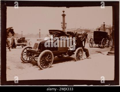 Paris-Madrid-Rennen. „Rennwagen mit der Nummer 263 auf dem linken Seitenflügel, Place de la Concorde, Paris (VIII. Arr.)“. Fotoclub von Paris. ARISTOTYPE. Paris, Carnavalet Museum. 100482-13 KURS, KURS AUTO, KURS PARIS-MADRID Stockfoto