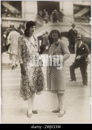 Anonym. "Die Schaufensterpuppe von Dorys in Longchamp, in einem bedruckten Blumenkleid mit Spindel, Hut, Handschuhen und Tasche, neben einem anderen Modell in Kleid und Mantel mit identischen Mustern, Glockenmütze und Tasche, Haus Agnès". Gelatino-argentische Zeichnung entwickelt. 1930. Galliera, Modemuseum der Stadt Paris. 202245-12 Stockfoto