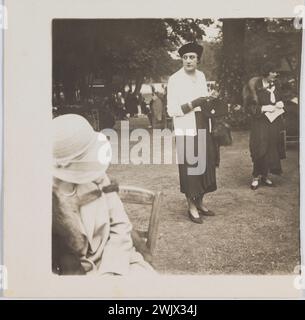 Anonym. „Das Dorys-Modell in den Rennen, sitzt in weißen Blusen und Strickjacke, Rock und schwarzen Handschuhen und schwarzem Hut mit weißer Feder, Agnès House“. Gelatino-argentische Zeichnung entwickelt. 1930. Galliera, Modemuseum der Stadt Paris. 202245-28 Stockfoto