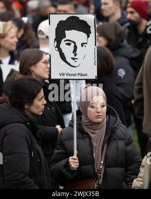 Hanau, Deutschland. Februar 2024. Am vierten Jahrestag des rassistischen Angriffs in Hanau treffen sich Menschen zu einer Gedenkveranstaltung. Quelle: Boris Roessler/dpa/Alamy Live News Stockfoto