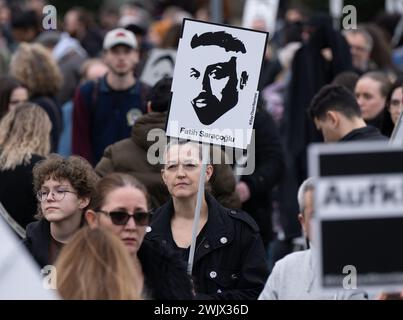 Hanau, Deutschland. Februar 2024. Am vierten Jahrestag des rassistischen Angriffs in Hanau treffen sich Menschen zu einer Gedenkveranstaltung. Quelle: Boris Roessler/dpa/Alamy Live News Stockfoto