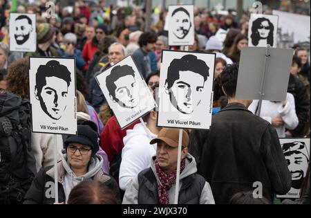 Hanau, Deutschland. Februar 2024. Am vierten Jahrestag des rassistischen Angriffs in Hanau treffen sich Menschen zu einer Gedenkveranstaltung. Quelle: Boris Roessler/dpa/Alamy Live News Stockfoto