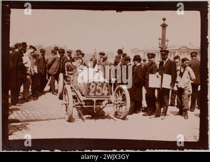 Paris-Madrid-Rennen. Die Leute versammelten sich um einen Rennwagen mit der Nummer 254. Fotoclub von Paris. ARISTOTYPE. Paris, Carnavalet Museum. 100482-6 KURS, KURS AUTO, KURS PARIS-MADRID Stockfoto