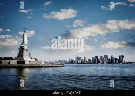 Liberty Island und die Freiheitsstatue mit Lower Manhattan, New York City im Hintergrund. Stockfoto