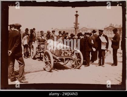 Paris-Madrid-Rennen. Die Leute versammelten sich um einen Rennwagen mit der Nummer 254. Fotoclub von Paris. ARISTOTYPE. Paris, Carnavalet Museum. 100482-7 KURS, KURS AUTO, KURS PARIS-MADRID Stockfoto