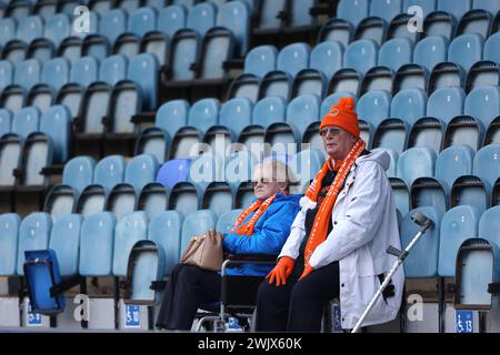 Peterborough, Großbritannien. Februar 2024. Blackpool-Fans kommen früh beim Spiel Peterborough United gegen Blackpool EFL League One im Weston Homes Stadium, Peterborough, Cambridgeshire, am 17. Februar 2024 an. Quelle: Paul Marriott/Alamy Live News Stockfoto