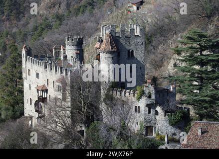 Dorf Tirol, Südtirol, Italien 16.Februar 2024: Ein Wintertag, Frühlingstag in Dorf Tirol, Tirol. Hier der Blick auf die Brunnenburg, Ezra Pound, Landwirtschaftsmuseum, Hangburg *** Dorf Tirol, Südtirol, Italien 16. Februar 2024 Ein Wintertag, Frühlingstag in Dorf Tirol, Tirolo hier der Blick auf Schloss Brunnenburg, Ezra Pound, Landwirtschaftsmuseum, Schloss Hangburg Stockfoto