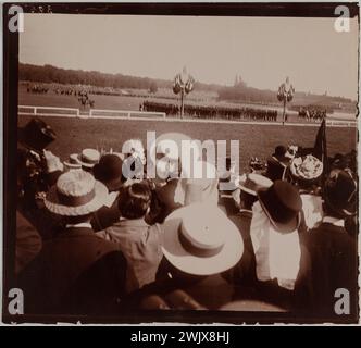 Besuch von Alphonse XIII. (1886-1941), König von Spanien oder Edouard VII. (1841-1910), König des Vereinigten Königreichs. Revue Miltaire de Vincennes, Val-de-Marne. Photo Club de Paris. Aristotyp. Zwischen 1903 und 1905. Paris, Musée Carnavalet. Paris, Musée Carnavalet. 100468-8 OFFIZIELLER BESUCH Stockfoto