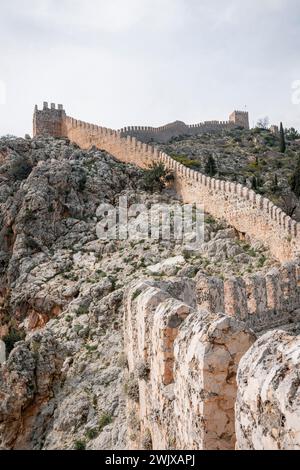 Flüstert der Geschichte: Ein malerischer Spaziergang durch Alanyas majestätisches Schloss Stockfoto