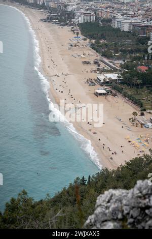 Türkisfarbener Horizont: Ein fesselnder Blick vom Schloss Alanya zum Strand Damlatas Stockfoto