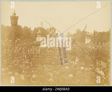 Victor Hugo Beerdigung: Panzer und Truhen von Kindern in Uniformen führen die Champs Elysées zum Place de la Concorde. Anonyme Fotografie. Zeichnen Sie nach dem Catering auf Albuminpapier. Paris (VIII. Arr.), 1. Juni 1885. Haus von Victor Hugo. 101617-18 Avenue Champs-Elysées, Sarg, Trauerzug, Leichenkrone, Wagen, Pferd, Kind, nationale Trauer, französische Flagge, Begräbnis, Beerdigung, Beerdigung, Nationalgarde, Obseques, concorde, französischer Dichter, viieme viiie viiii 8. 8. 8. Arrondissement Stockfoto