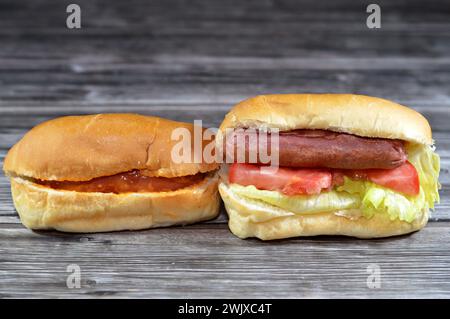 Hot Dog in Brötchen mit Tausend Insel Dressing Sauce aus Ketchup Mayonnaise, gegrillter Rindfleischwurst, Tomate, Salat, genannt wiener (Wiener Wurst) und f Stockfoto