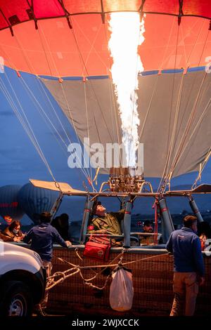 Göreme's Dawn: Eine Symphonie der Ballons bei Kappadokien's Sunrise Stockfoto