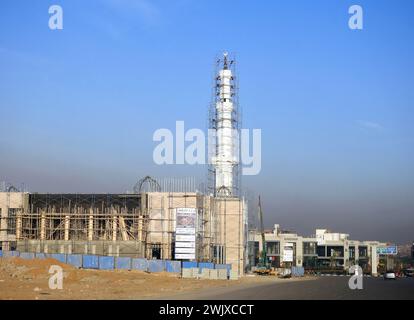 Kairo, Ägypten, 20. Januar 2024: Baustelle einer neuen Moschee mit einer Stahlkonstruktion der Kuppel und Gerüste entlang des Minaretts des Masji Stockfoto