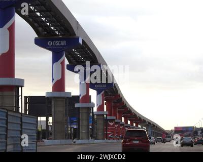 Kairo, Ägypten, 26. Januar 2024: Oscar Grand verkauft Supermarktwerbung auf Säulen der Kairoer Monorail, Werbebanner von Werbekampagnen Stockfoto