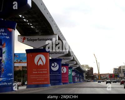 Kairo, Ägypten, 26. Januar 2024: Teleperformance-Werbung auf Kairoer Monorail-Säulen, Werbung Banner von Werbekampagnen und Dienstleistungen o Stockfoto